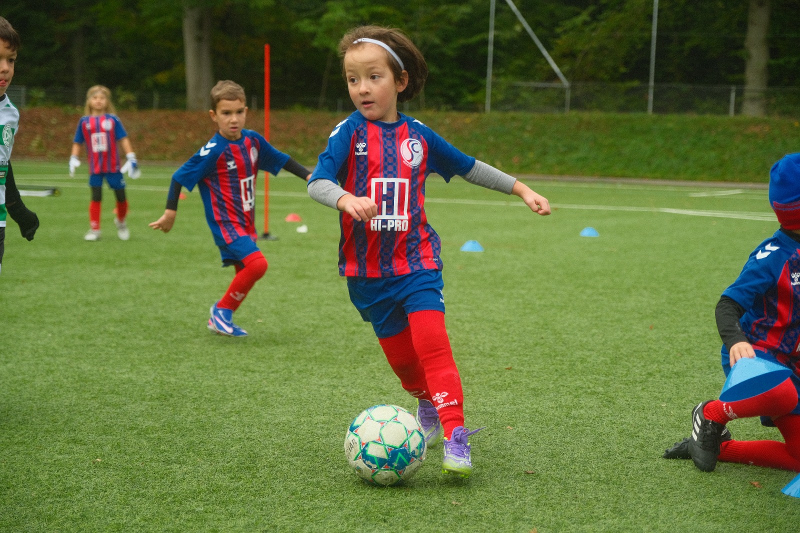 Mit dem Ball am Fuß: unsere Bambini auf dem Spielfeld