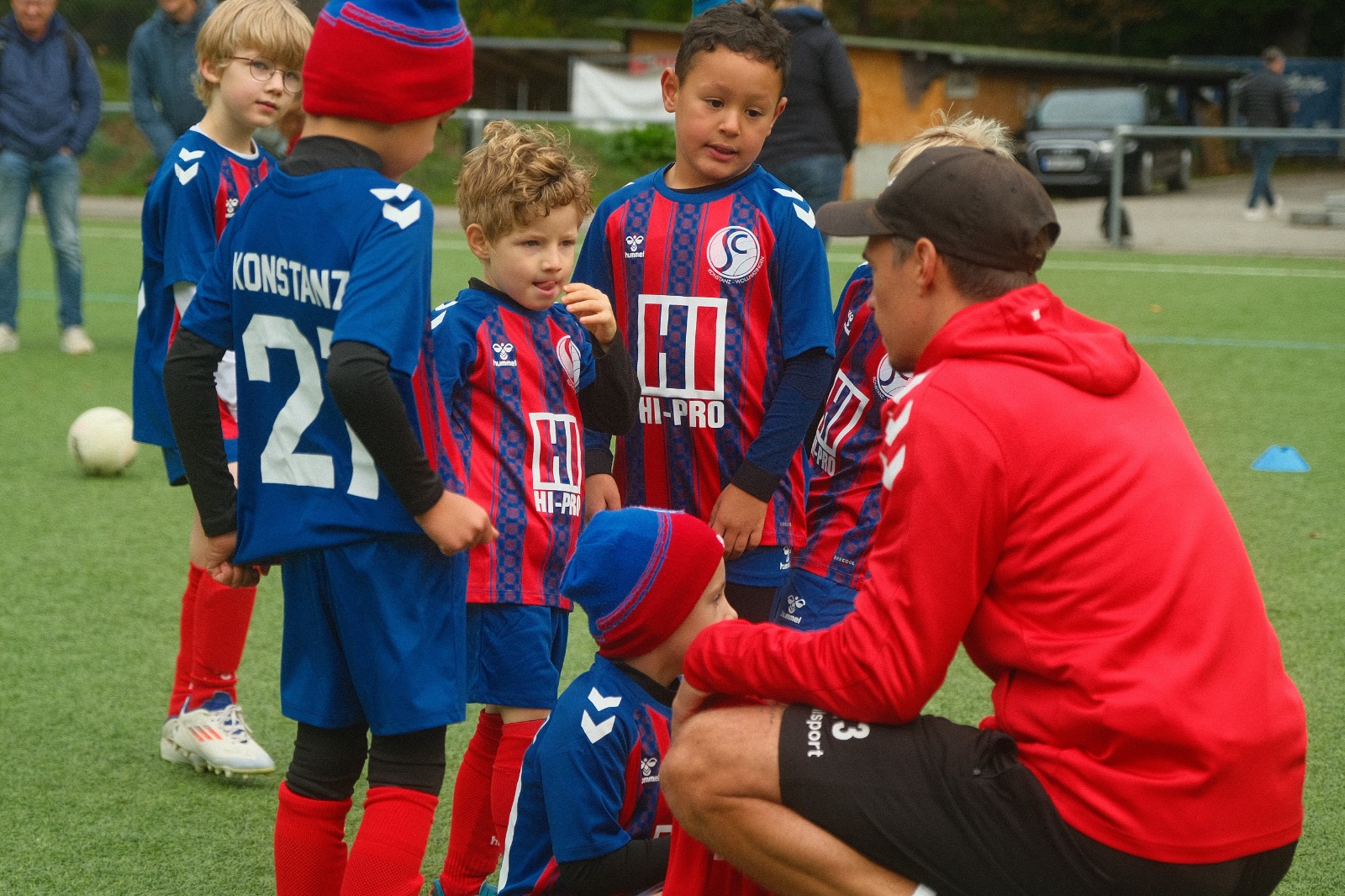 Die Bambini bei einer gemeinsamen Besprechung mit dem Trainer