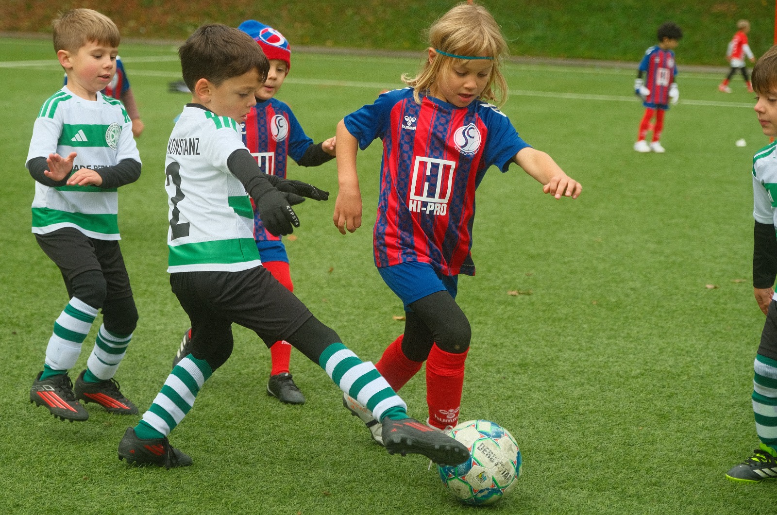 Bambini-Spielszene mit vollem Einsatz am Ball