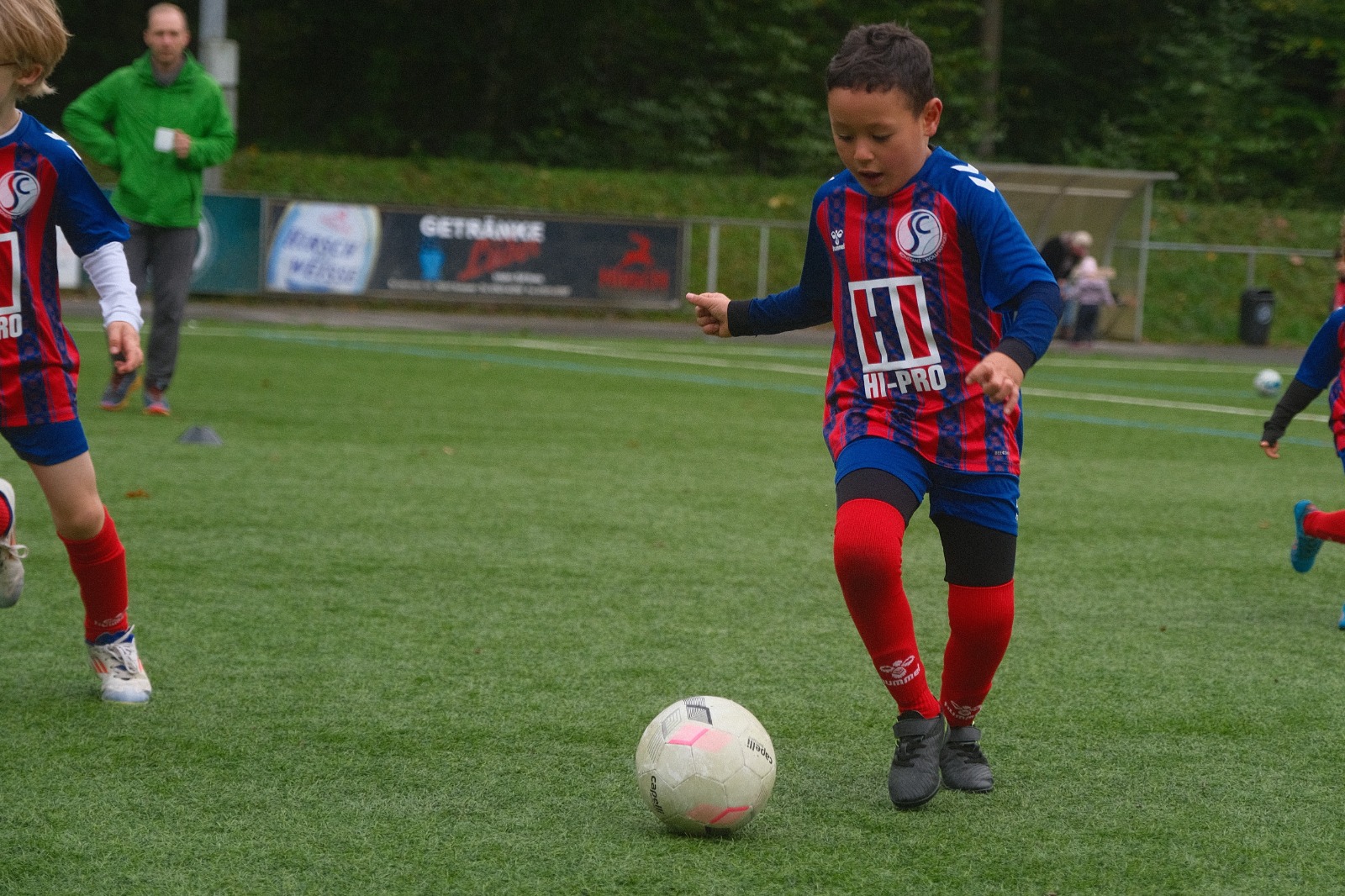 Ein Bambini-Spieler des SCKW führt den Ball