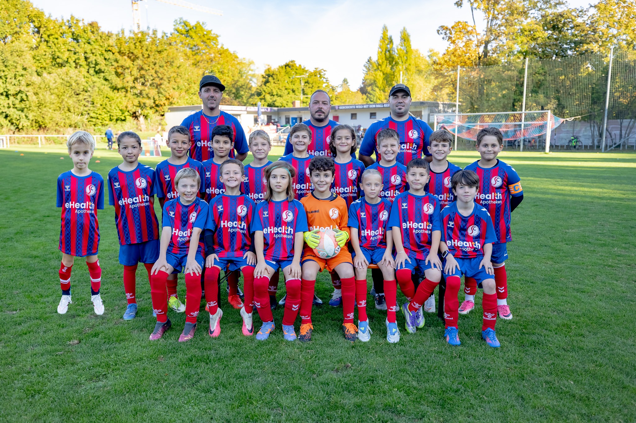Die F1-Junioren des SC Konstanz-Wollmatingen mit ihrem Trainerteam