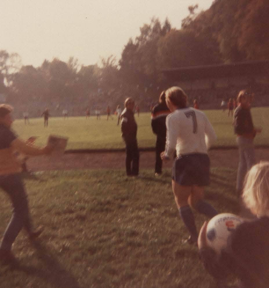 Spieler mit der Rückennummer 7 am Spielfeldrand im Bodensee-Stadion, 1983