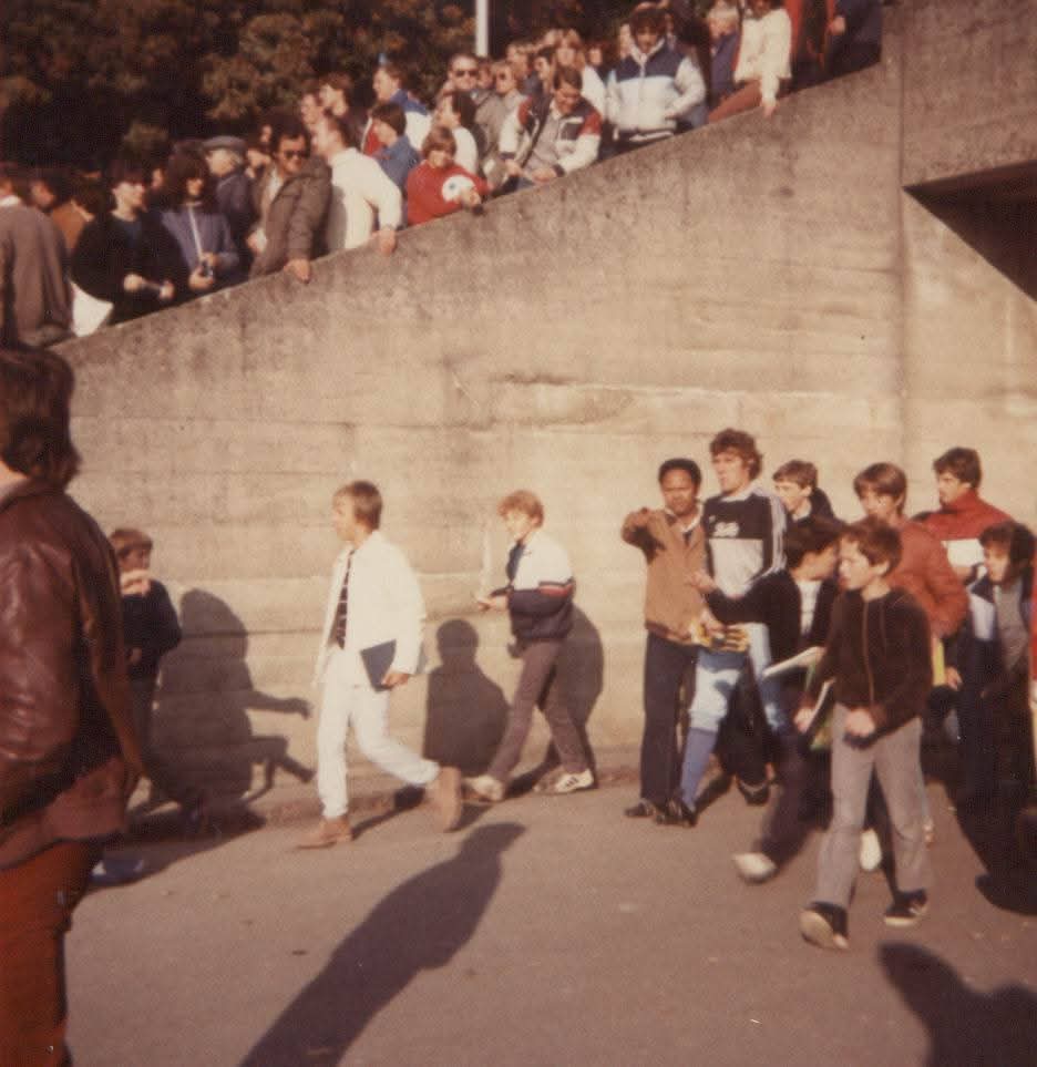 Spieler und Zuschauer im Bodensee-Stadion in Konstanz, 1983